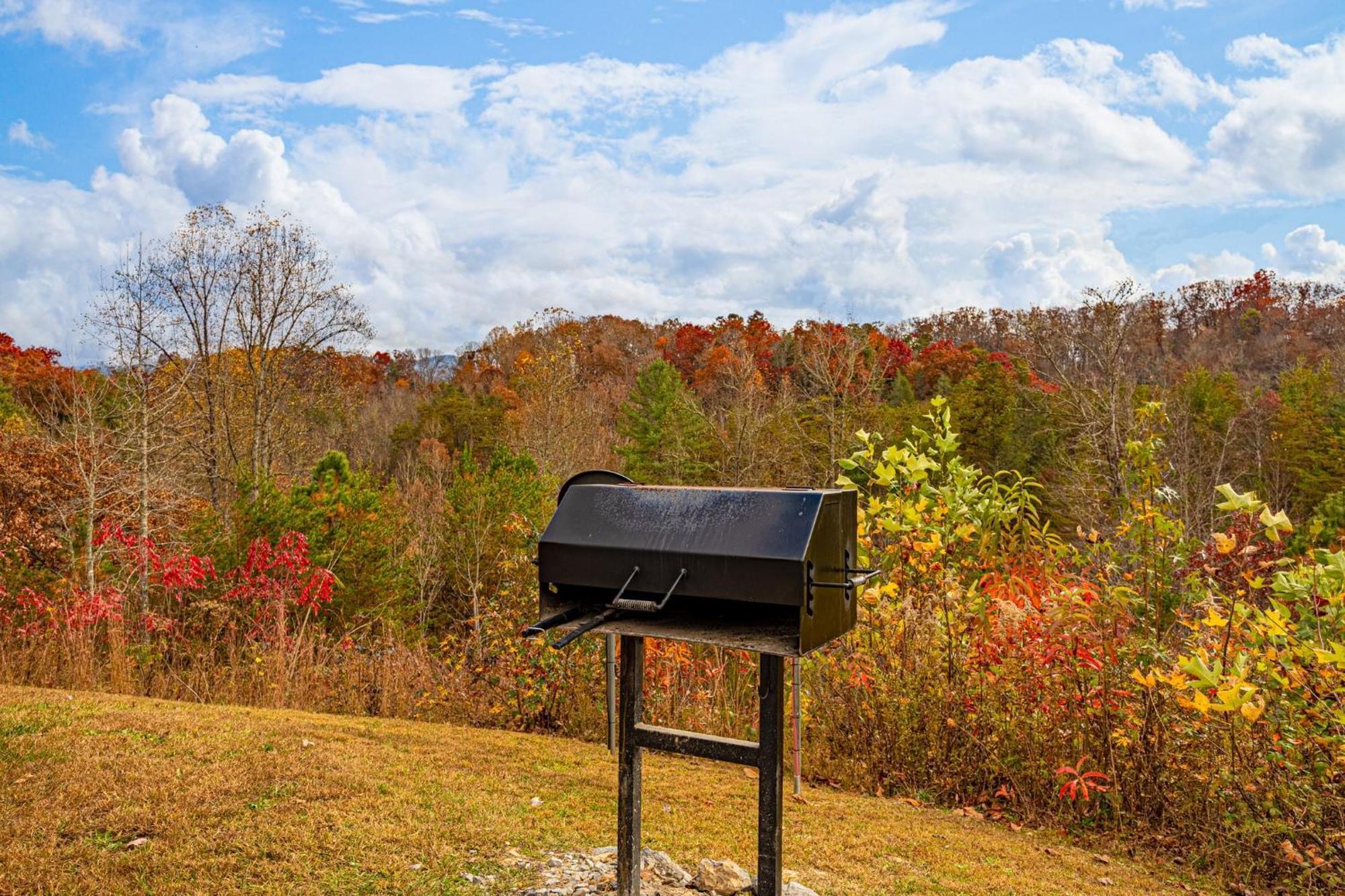 Ridge View Lodge Nature And Mountain View - Hot Tub - Firepit - Yard - Games Gatlinburg Exterior photo